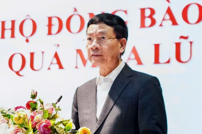 Bên cạnh sự ủng hộ về vật chất, Bộ trưởng Nguyễn Mạnh Hùng kêu gọi các nhà khoa học, doanh nghiệp phát triển giải pháp công nghệ giúp dự báo, cảnh báo sớm thiên tai. Ảnh: Phan Hoàn