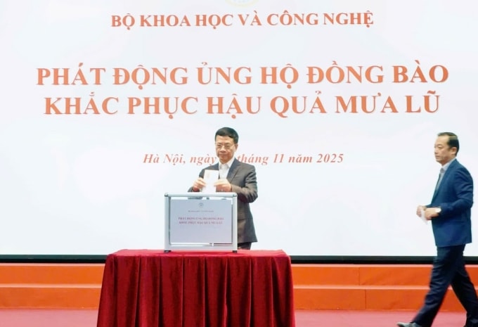 Bộ trưởng Nguyễn Mạnh Hùng ủng hộ đồng bào khắc phục hậu quả mưa lũ. Ảnh: Phan Hoàn