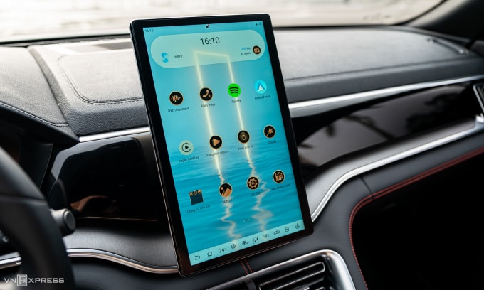 Màn hình xoay dọc trên BYD Sealion 6 tại Việt Nam. Ảnh: Minh Quân