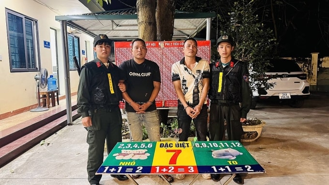 Tùng, Bằng và tang vật bị thu giữ. Ảnh: Công an cung cấp