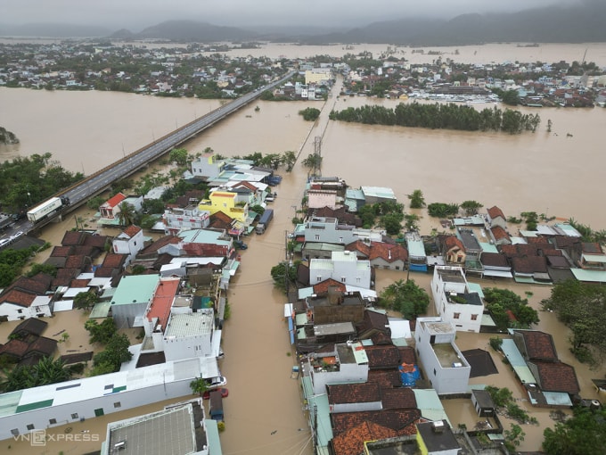 Nhà dân hai bên sông Bàn Thạch, phường Đông Hòa bị ngập sâu. Ảnh: Trần Hóa
