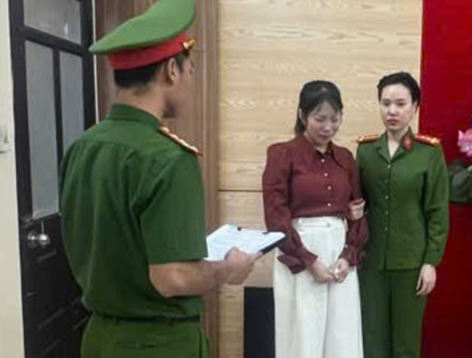 Cơ quan điều tra đọc Lệnh bắt bị can để tạm giam đối với Trần Thị Thùy Linh. Ảnh CACC