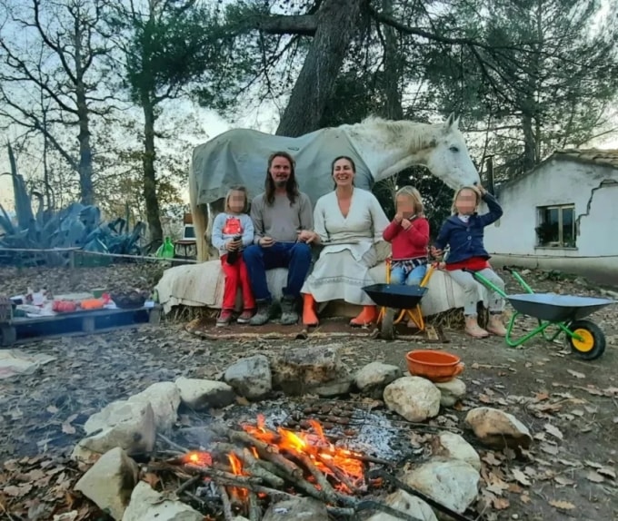 Vợ chồng Nathan Trevallion và Catherine Birmingham bên các con trong ngôi nhà của họ ở vùng núi Abruzzo, Italy. Ảnh: Catherine Birmingham