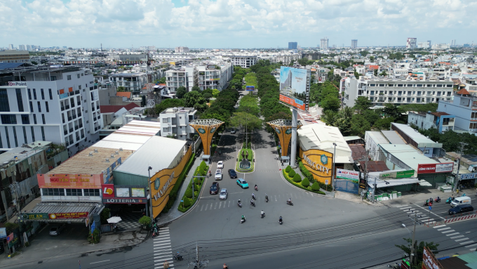 Van Phuc City nằm ngay trên mặt tiền quốc lộ 13. Ảnh: VPG