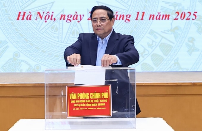 Thủ tướng Phạm Minh Chính ủng hộ đồng bào bị ảnh hưởng bởi mưa lũ. Ảnh: Nhật Bắc