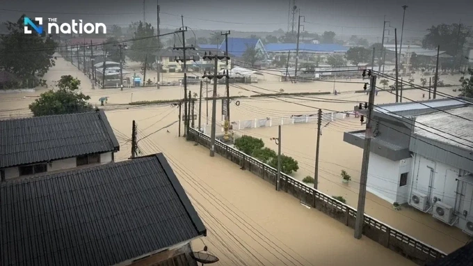 Nhà cửa, đường sá bị ngập lụt ở huyện Na Thawi, tỉnh Songkhla ngày 23/11. Ảnh: Nation Thailand