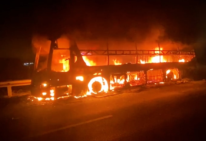 Xe giường nằm bị cháy trơ khung. Ảnh: Nam An