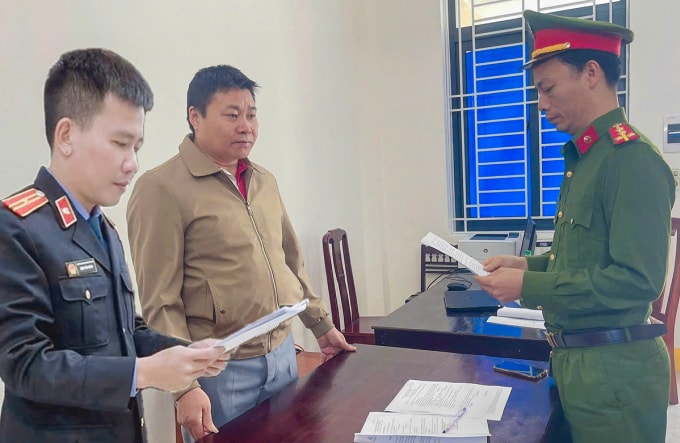 Tài xế Duẫn (mặc áo khoác), nghe cơ quan điều tra đọc lệnh khởi tố. Ảnh: VKS cung cấp