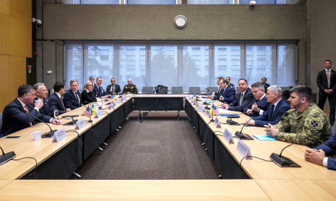 Phái đoàn Mỹ (trái) và Ukraine đối thoại tại Geneva, Thụy Sĩ hôm 23/11. Ảnh: AFP