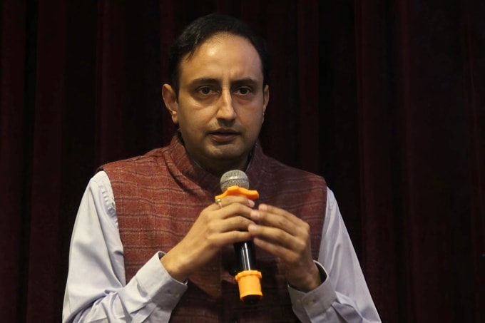 Ông Himanshu Joshi, chia sẻ về chương trình thúc đẩy văn hóa đổi mới sáng tạo của Ấn Độ, với sáng kiến về phòng sáng tạo cho học sinh. Ảnh: Giang Phạm