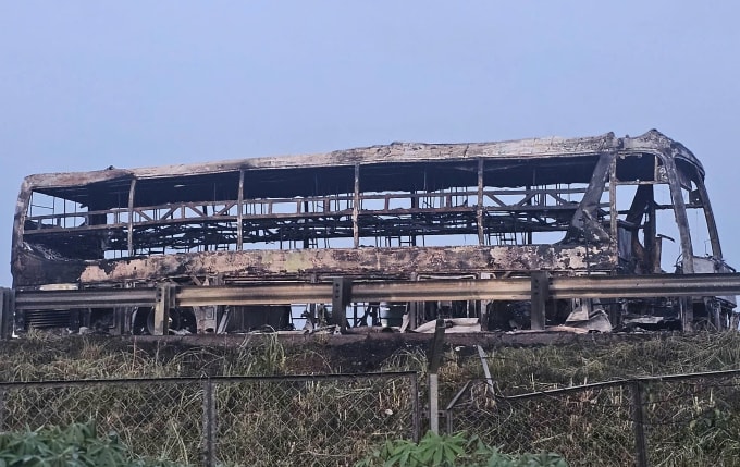 Đám cháy được khống chế song ôtô khách đã bị thiêu rụi. Ảnh: Nam An