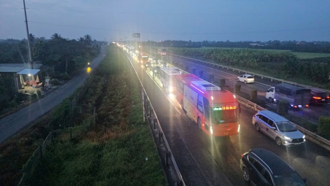 Vụ cháy ôtô khách gây ùn tắc kéo dài trên cao tốc TP HCM - Trung Lương. Ảnh: Nam An