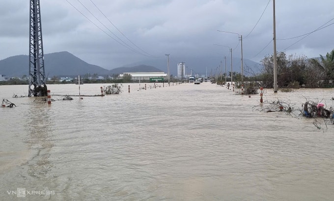 Đoạn đường Điện Biên Phủ, phường Quy Nhơn Đông ngập sâu, sáng 24/11. Ảnh: Trần Hóa