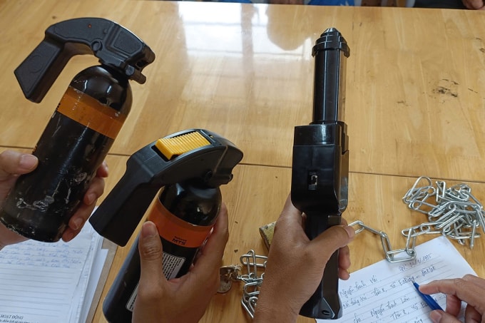 Bình xịt hơi cay và xích sắt nhóm dùng hành hạ cô gái. Ảnh: Ngọc Oanh