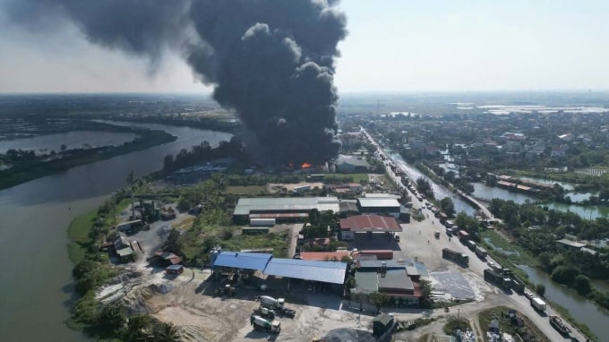 Đám cháy gây ra cột khó đen lớn, bốc cao. Ảnh: Ninh Hải