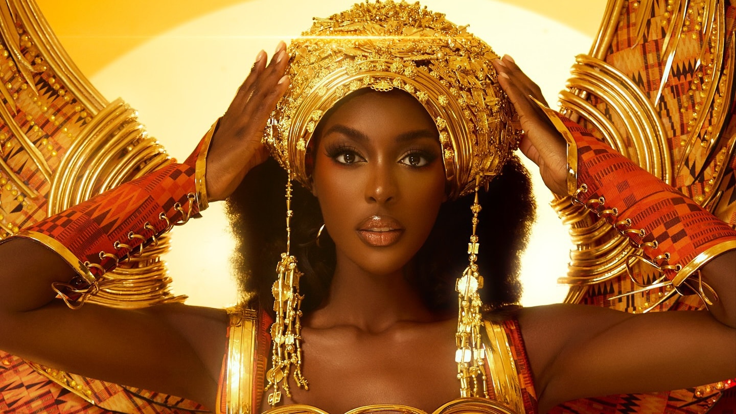 Hậu trường Olivia Yacé thử trang phục dân tộc