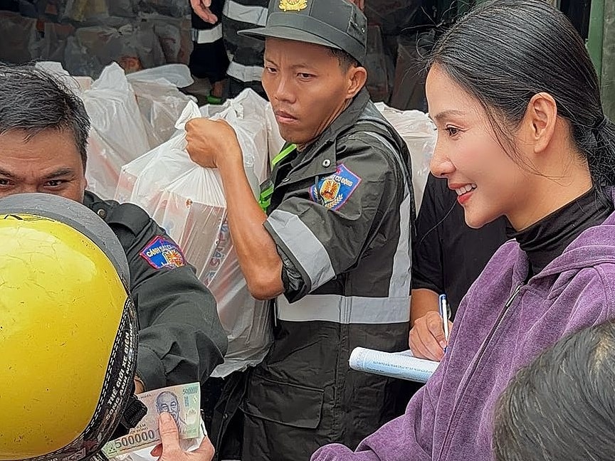 Hoàng Thùy vào vùng lũ tiếp tế nhu yếu phẩm