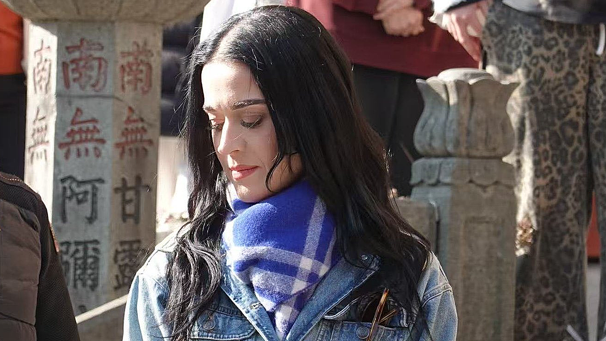 Katy Perry đi chùa ở Trung Quốc