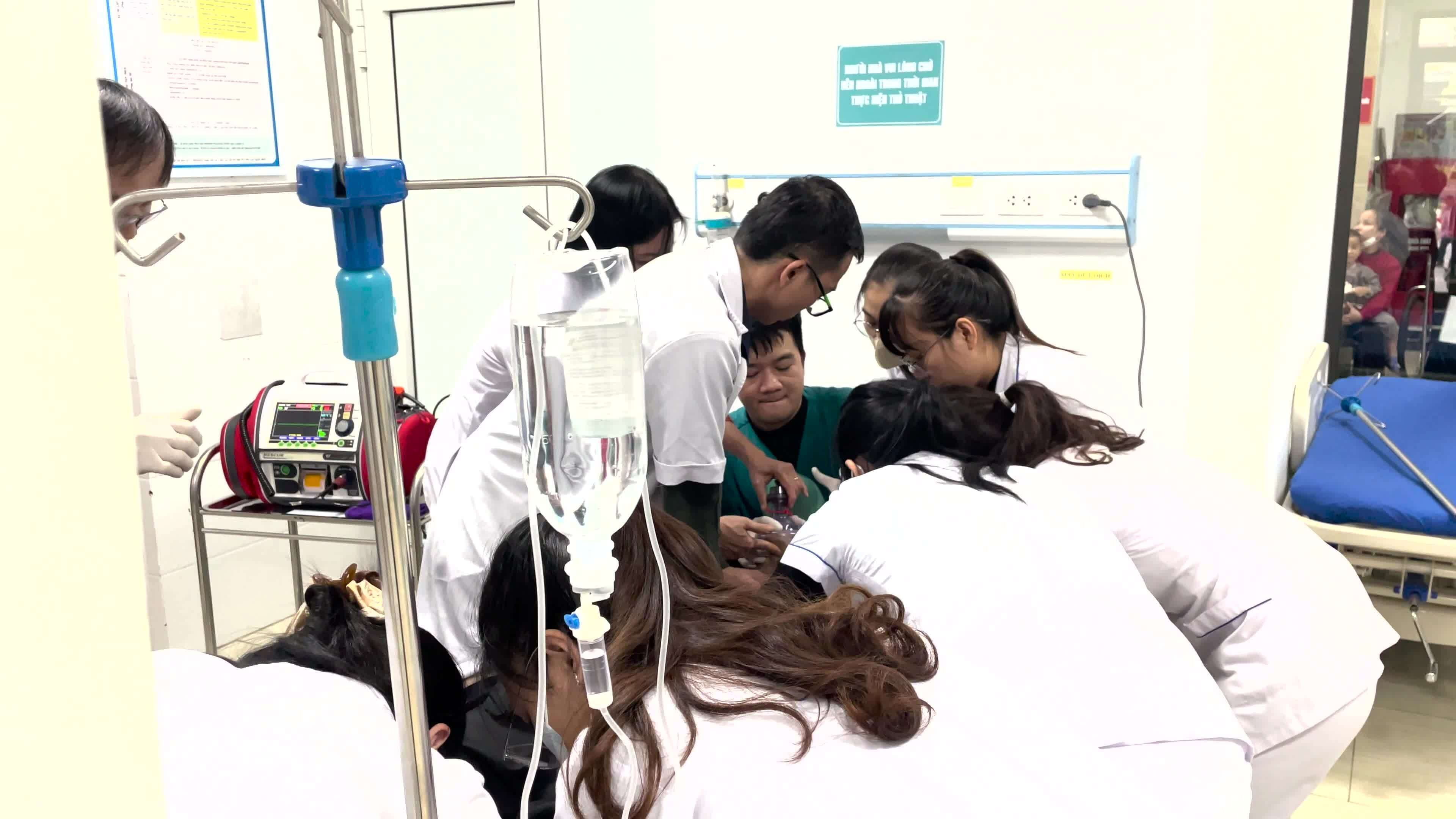 Người đàn ông ngừng tim khi đang đi khám