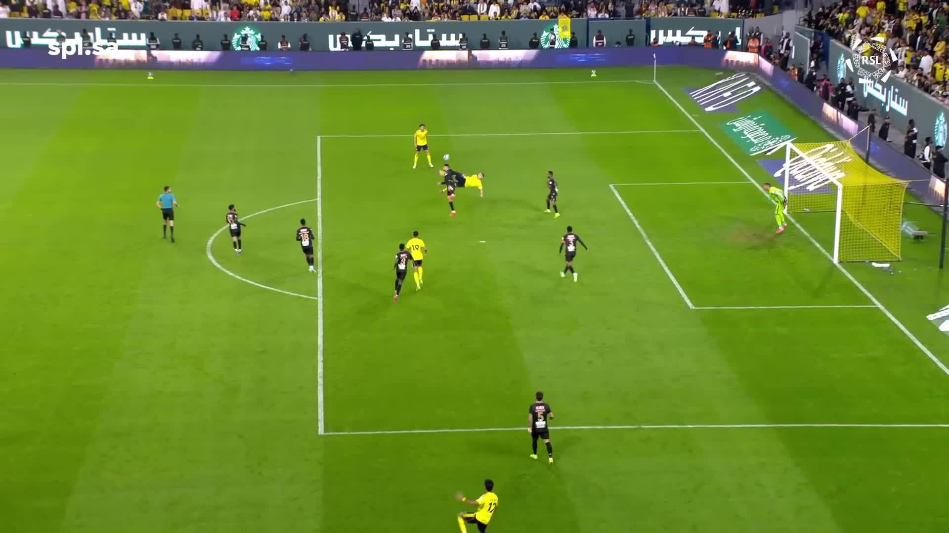 Ronaldo tung người móc bóng ghi bàn ở Saudi Pro League