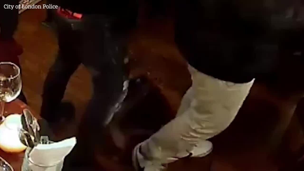 2 kẻ phối hợp trộm túi xách