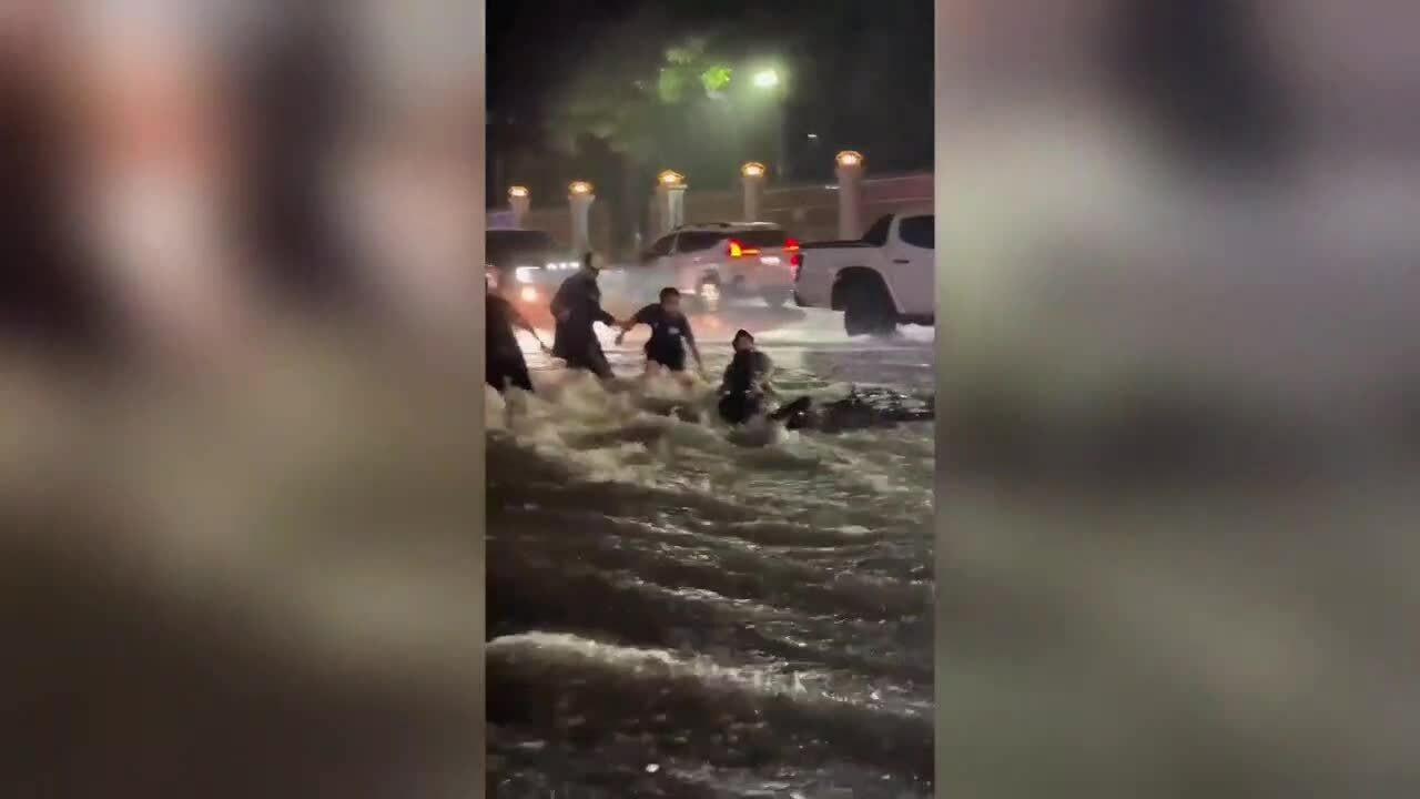 Mưa trôi xe trên phố ở Đồng Nai