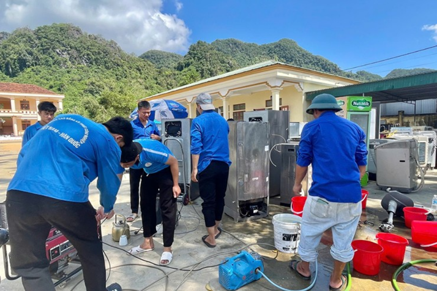 Những bạn trẻ sửa chữa đồ điện miễn phí cho bà con sau lũ (Thời báo văn học và nghệ thuật)
