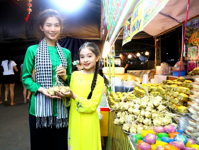 CLIP: Lễ hội Bánh dân gian Nam Bộ đông nghẹt thực khách- Ảnh 1. CLIP: Lễ hội Bánh dân gian Nam Bộ đông nghẹt thực khách- Ảnh 1.