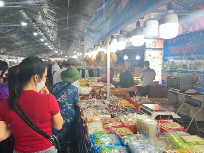 CLIP: Lễ hội Bánh dân gian Nam Bộ đông nghẹt thực khách- Ảnh 3. CLIP: Lễ hội Bánh dân gian Nam Bộ đông nghẹt thực khách- Ảnh 3.