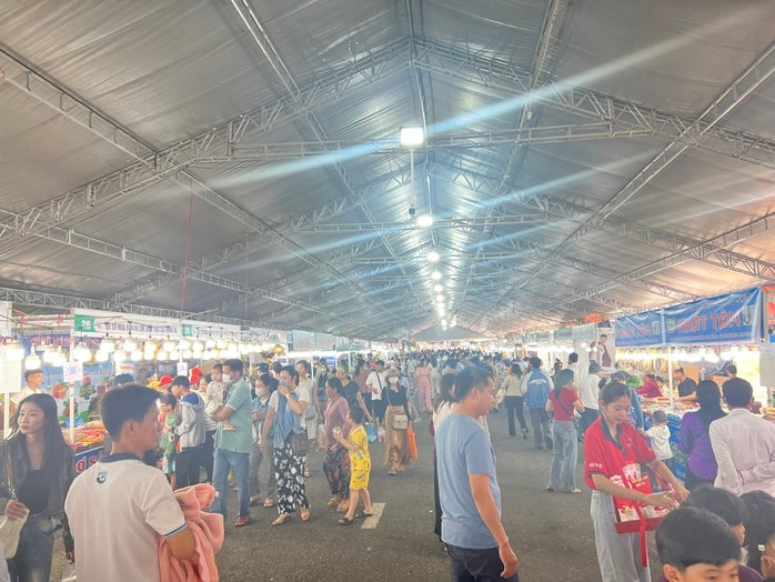 CLIP: Lễ hội Bánh dân gian Nam Bộ đông nghẹt thực khách- Ảnh 2. CLIP: Lễ hội Bánh dân gian Nam Bộ đông nghẹt thực khách- Ảnh 2.