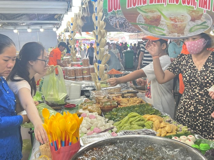 CLIP: Lễ hội Bánh dân gian Nam Bộ đông nghẹt thực khách- Ảnh 4. CLIP: Lễ hội Bánh dân gian Nam Bộ đông nghẹt thực khách- Ảnh 4.
