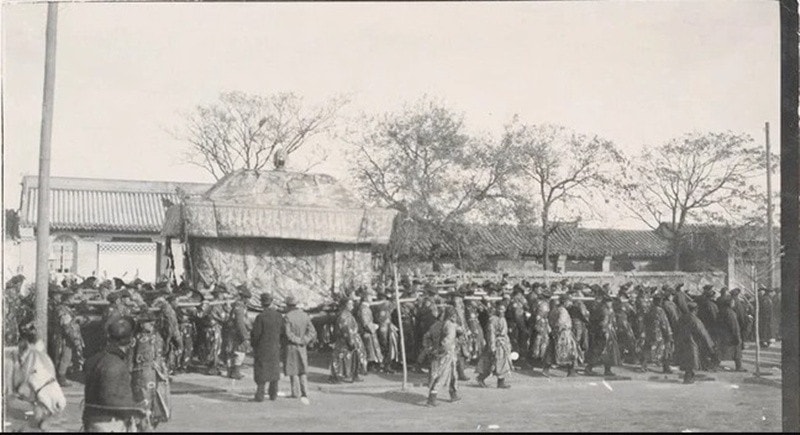 Dọc các tuyến đường, quan quân sắp hàng ngay ngắn, trống nhạc vang lên liên hồi. (Ảnh: Sohu)