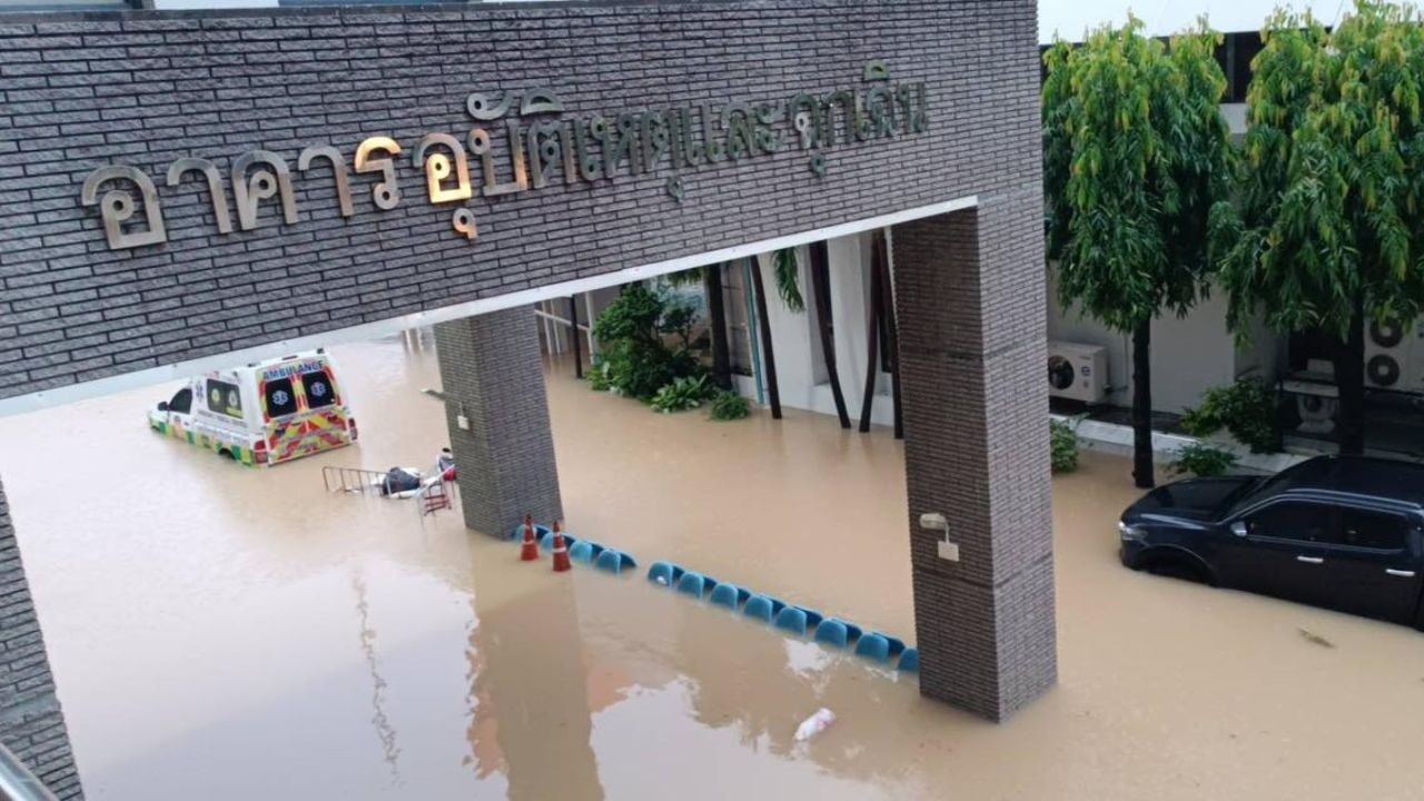 Bệnh viện Thái Lan mắc kẹt trong ngập lụt, sắp cạn kiệt oxy.