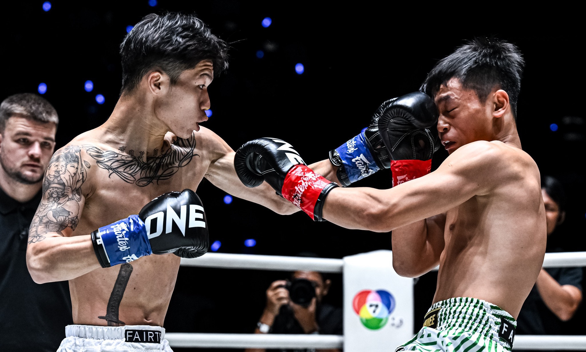 Hyuga Umemoto (bên trái) áp đảo đối thủ.