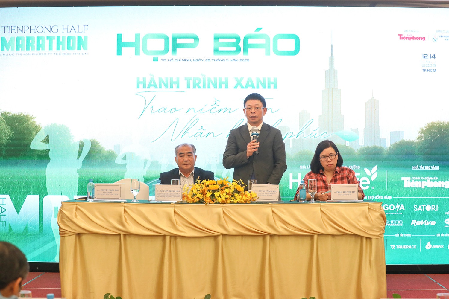 Nhà báo Phùng Công Sưởng – Tổng Biên tập báo Tiền Phong, Trưởng Ban tổ chức Giải Tiền Phong Half Marathon lần thứ nhất phát biểu trong lễ công bố.