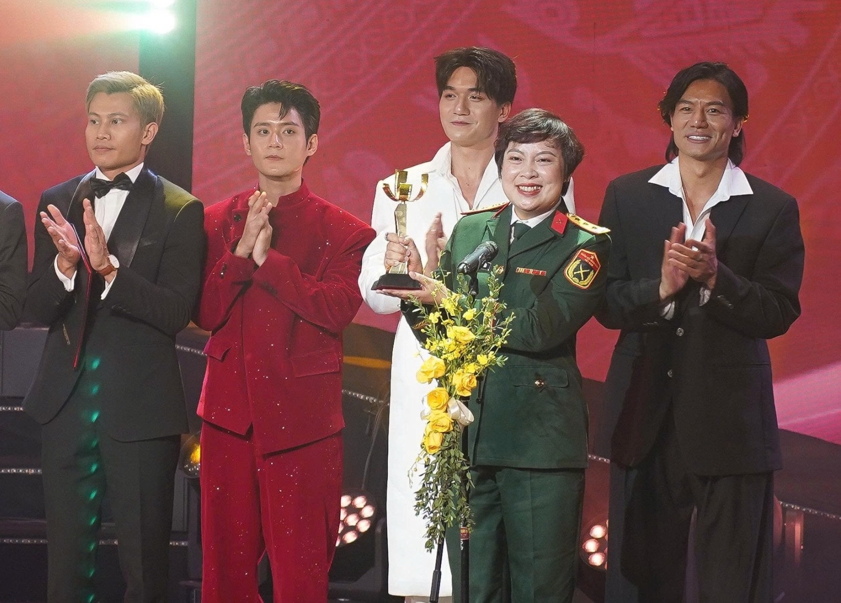 Đạo diễn Đặng Thái Huyền cùng dàn diễn viên nhận giải