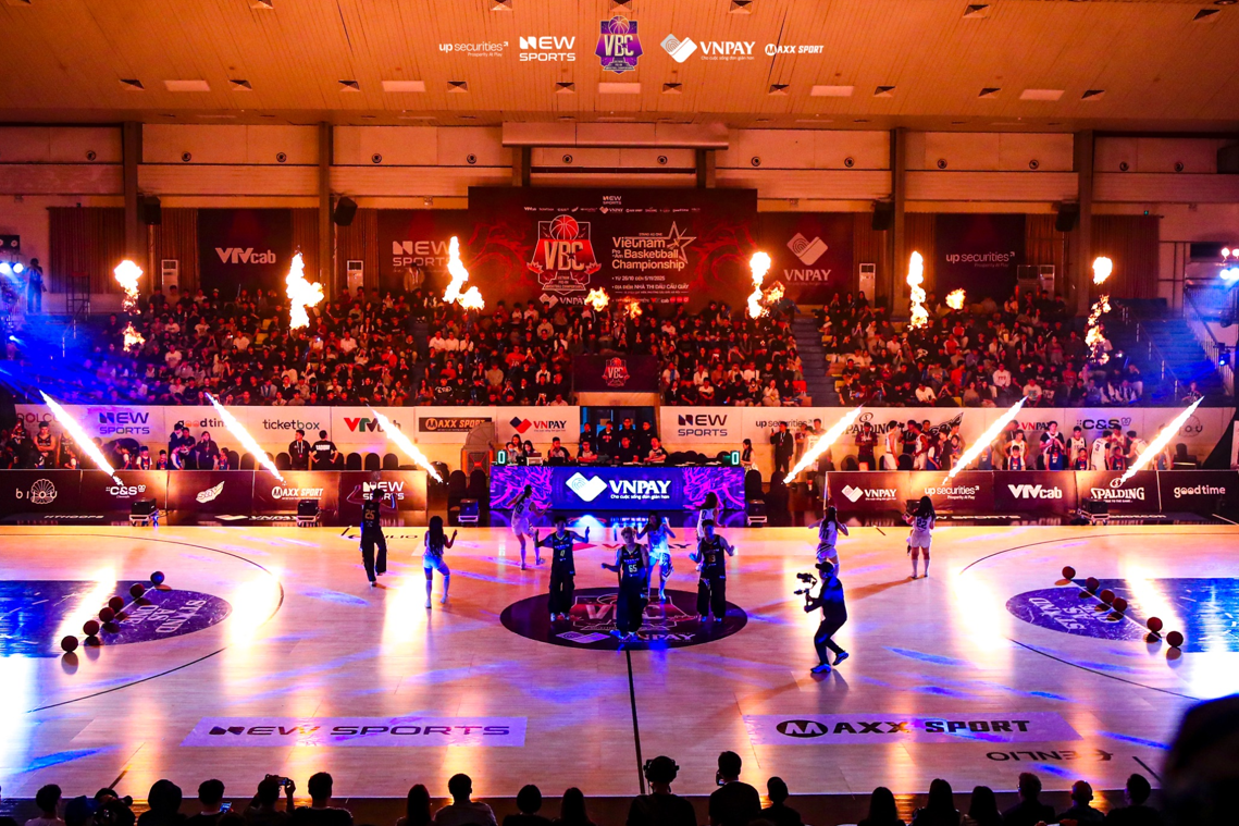 Lễ khai mạc diễn ra sôi động với hơn 1.200 khán giả và 130 vận động viên.