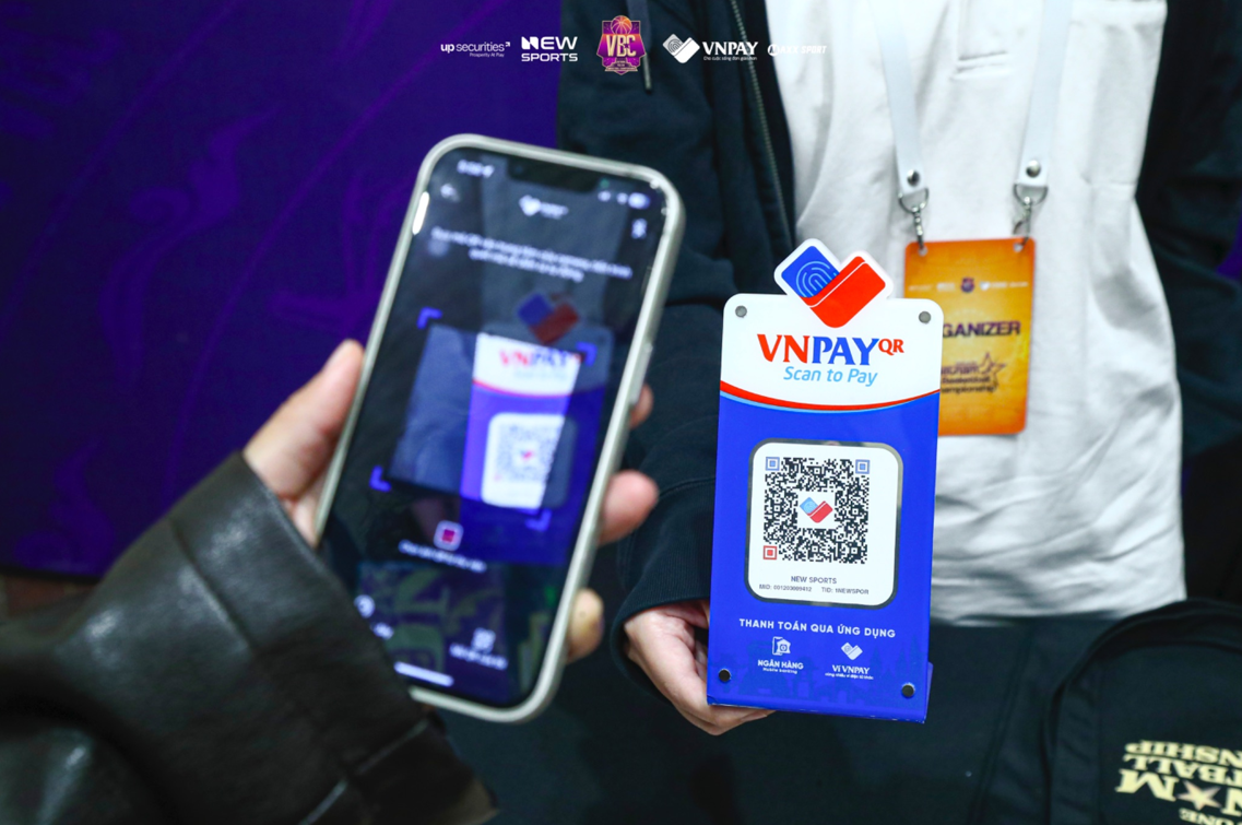 Khán giả có thể quét mã thanh toán VNPAY-QR khi mua vé và vật phẩm.