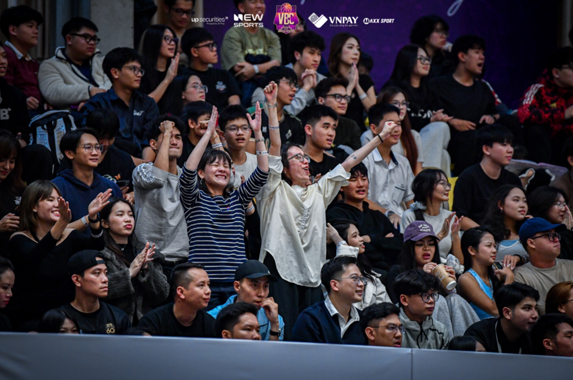 Người hâm mộ đồng lòng truyền lửa từ khán đài, khiến những trận đấu càng trở nên kịch tính và sôi động hơn.