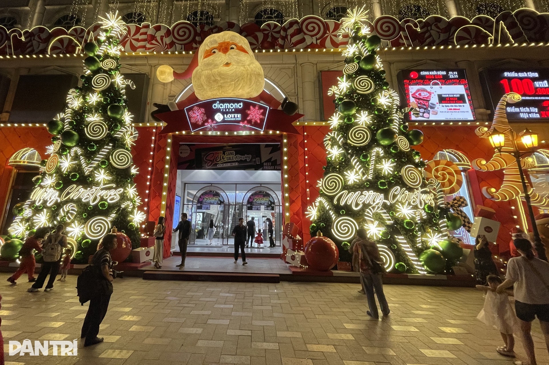 TPHCM rực rỡ sắc màu Giáng sinh sớm, giới trẻ đổ xô sống ảo - 10 TPHCM rực rỡ sắc màu Giáng sinh sớm, giới trẻ đổ xô sống ảo - 10