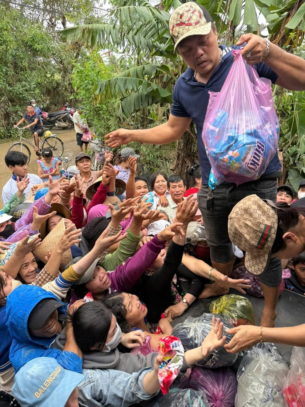 Tài xế đánh liều mượn xe, chở hàng từ thiện miễn phí đến vùng lũ - 3 Tài xế đánh liều mượn xe, chở hàng từ thiện miễn phí đến vùng lũ - 3