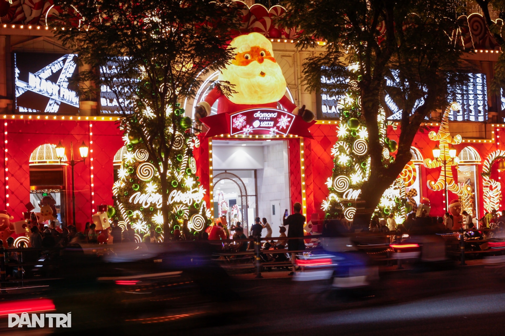 TPHCM rực rỡ sắc màu Giáng sinh sớm, giới trẻ đổ xô sống ảo - 2 TPHCM rực rỡ sắc màu Giáng sinh sớm, giới trẻ đổ xô sống ảo - 2