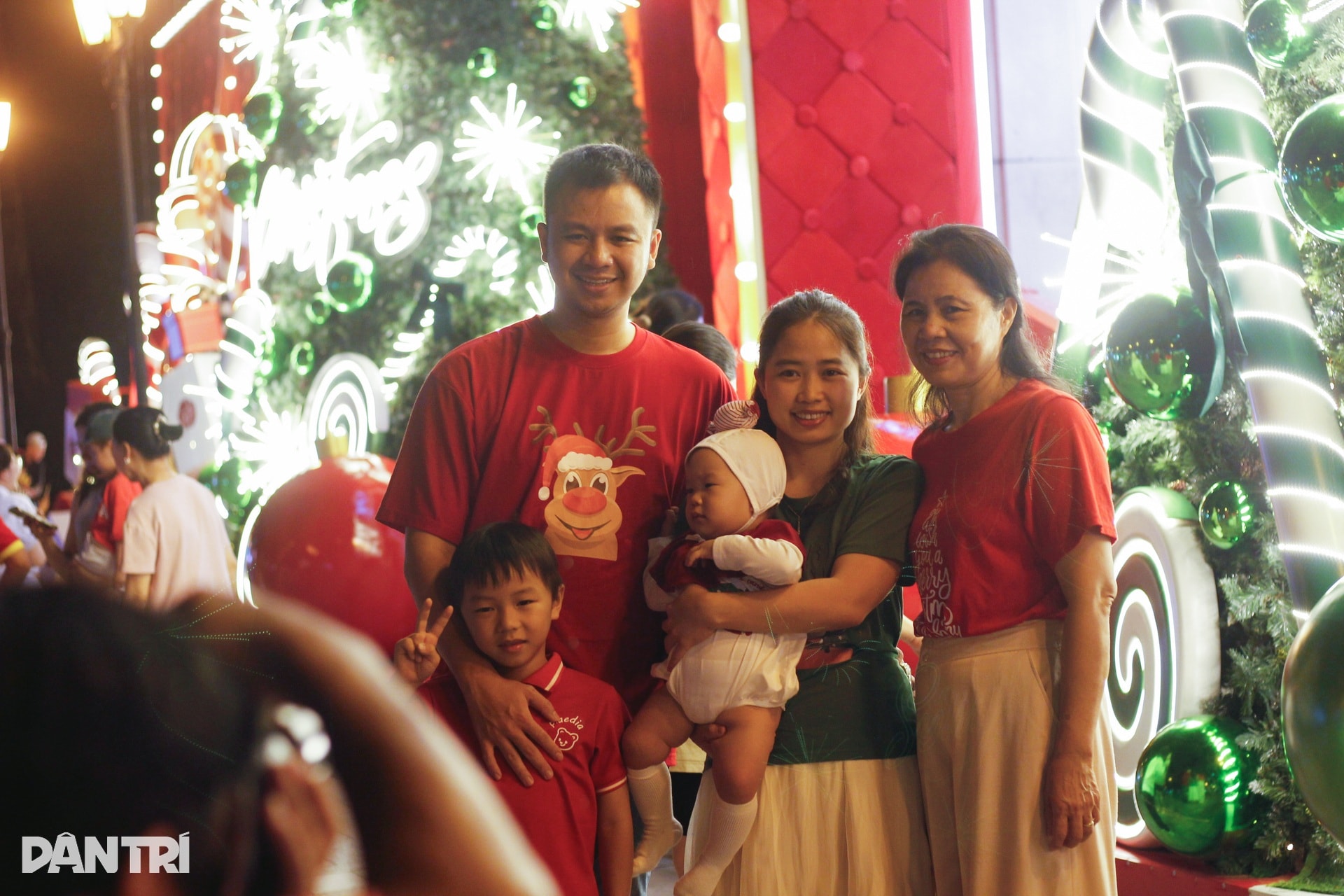 TPHCM rực rỡ sắc màu Giáng sinh sớm, giới trẻ đổ xô sống ảo - 12 TPHCM rực rỡ sắc màu Giáng sinh sớm, giới trẻ đổ xô sống ảo - 12