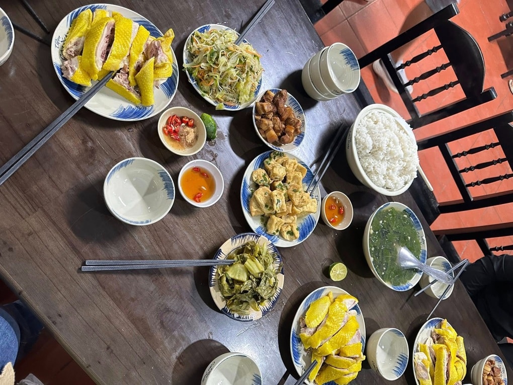 Chủ quán cơm làm điều bất ngờ khi gặp đoàn từ thiện hướng về miền Trung - 1