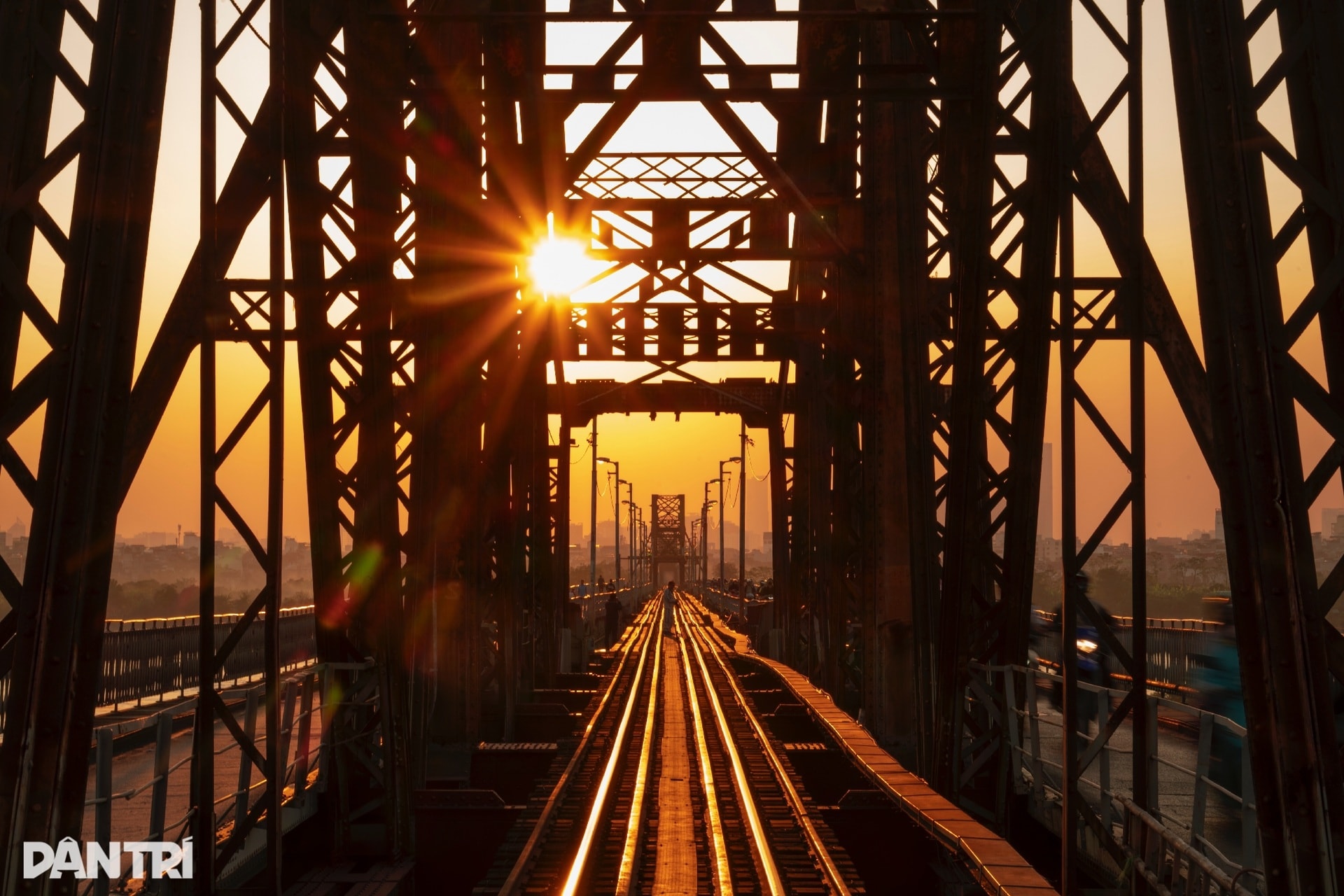 Nắng vàng như rót mật trong ánh hoàng hôn những ngày đầu đông ở Hà Nội - 11 Nắng vàng như rót mật trong ánh hoàng hôn những ngày đầu đông ở Hà Nội - 11