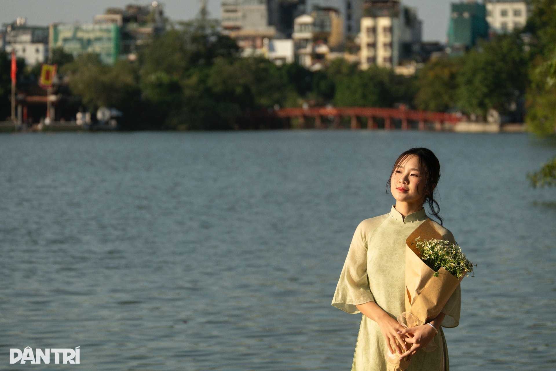 Nắng vàng như rót mật trong ánh hoàng hôn những ngày đầu đông ở Hà Nội - 3 Nắng vàng như rót mật trong ánh hoàng hôn những ngày đầu đông ở Hà Nội - 3
