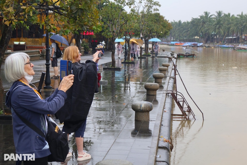 Du khách đổ về phố cổ Hội An sau mưa lụt - 3
