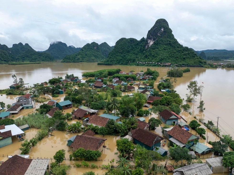 Nhà phao Dân trí, điểm tựa an toàn cho người dân vùng lũ - 4 Nhà phao Dân trí, điểm tựa an toàn cho người dân vùng lũ - 4