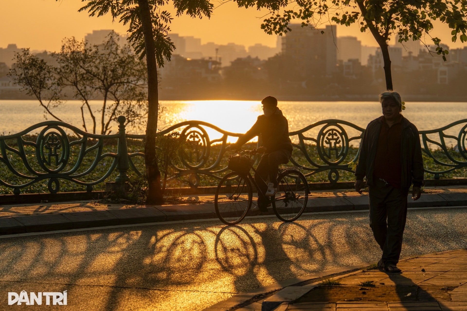 Nắng vàng như rót mật trong ánh hoàng hôn những ngày đầu đông ở Hà Nội - 8 Nắng vàng như rót mật trong ánh hoàng hôn những ngày đầu đông ở Hà Nội - 8