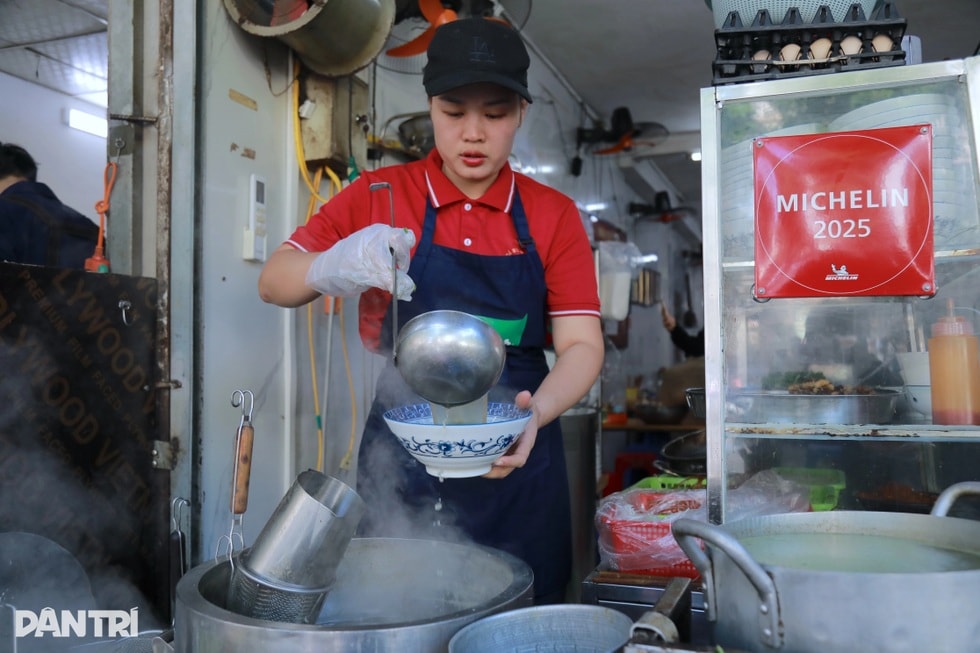 Quán bún cá ở Hà Nội bất ngờ lọt danh sách Michelin, chủ tưởng bị lừa đảo - 1 Quán bún cá ở Hà Nội bất ngờ lọt danh sách Michelin, chủ tưởng bị lừa đảo - 1